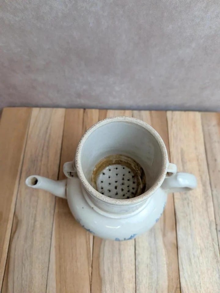 Cafetière ancienne à filtre en céramique – Saint-uze – Décor floral bleu — photo 2