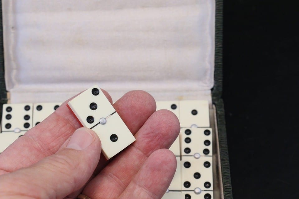 jeu de dominos bicolore Galalithe Bakelite coffret bois vintage années 1940-50 — photo 4