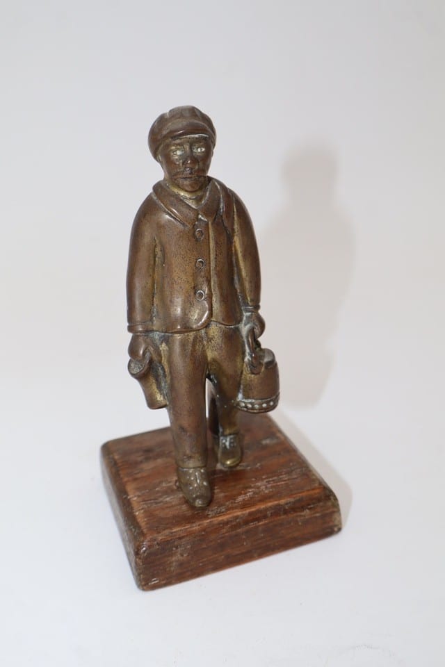 Statuette en bronze homme aux bagages – personnage – socle bois – H 11,5 cm