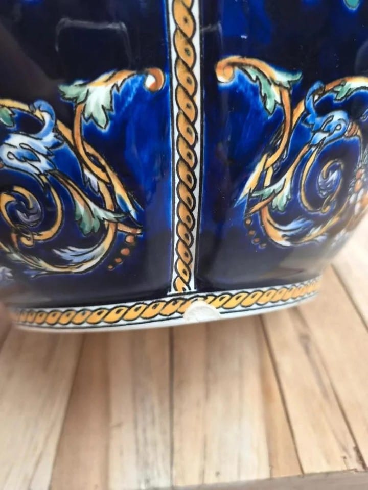 Grand cache-pot Gien Renaissance fond bleu décoré à la main vintage — photo 5