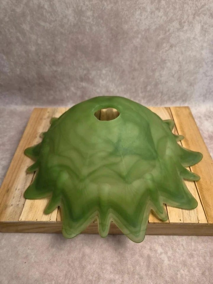 Grand abat-jour vintage en verre marbré vert – forme fleur étoilée – 35 cm — photo 3