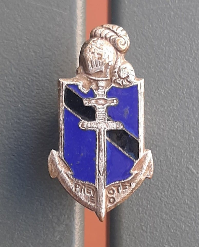Insigne miniature Prévôté Gendarmerie en Indochine 1950s attache ressoudée