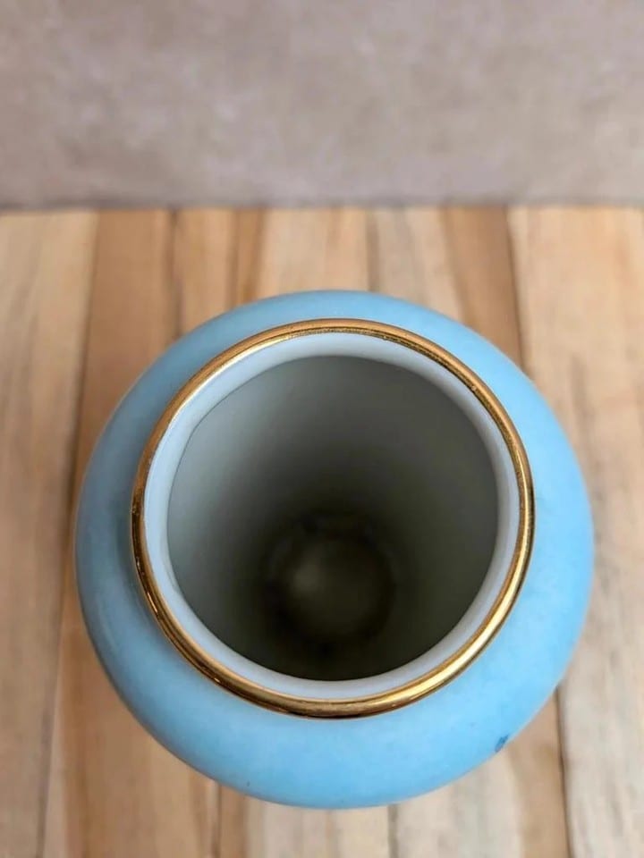 Vase vintage en porcelaine de Limoges – Bleu ciel, décor floral polychrome — photo 2