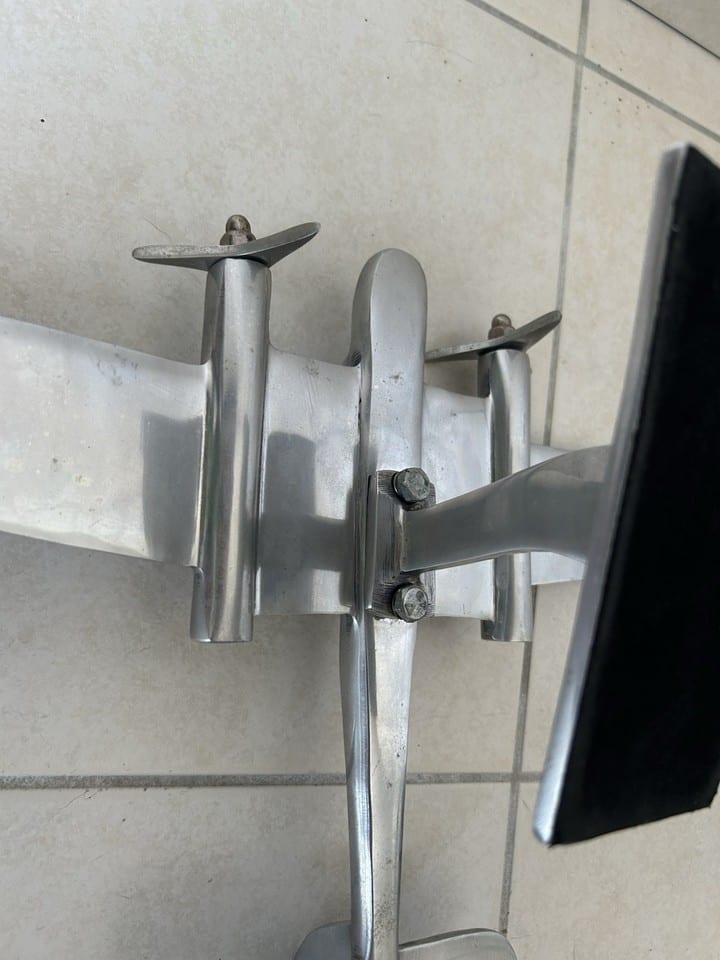 maquette aluminium de comptoir,avion à helice bimoteur — photo 2