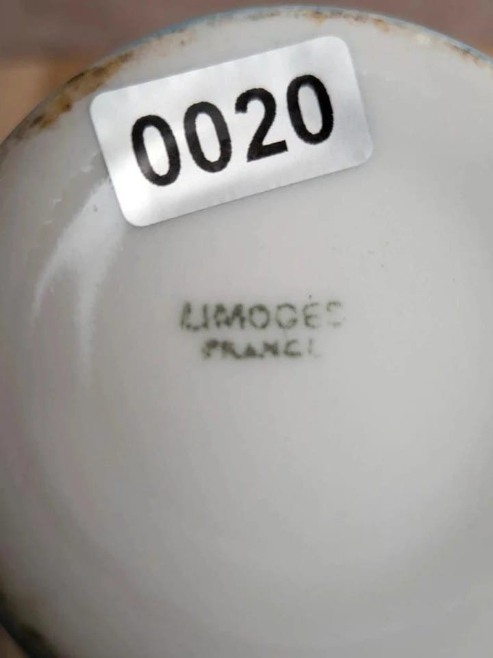 Vase vintage en porcelaine de Limoges – Bleu ciel, décor floral polychrome — photo 6