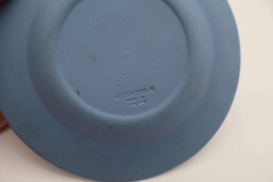 Cendrier Wedgwood Jasperware bleu – Décor blanc en relief – Made in England — photo 8