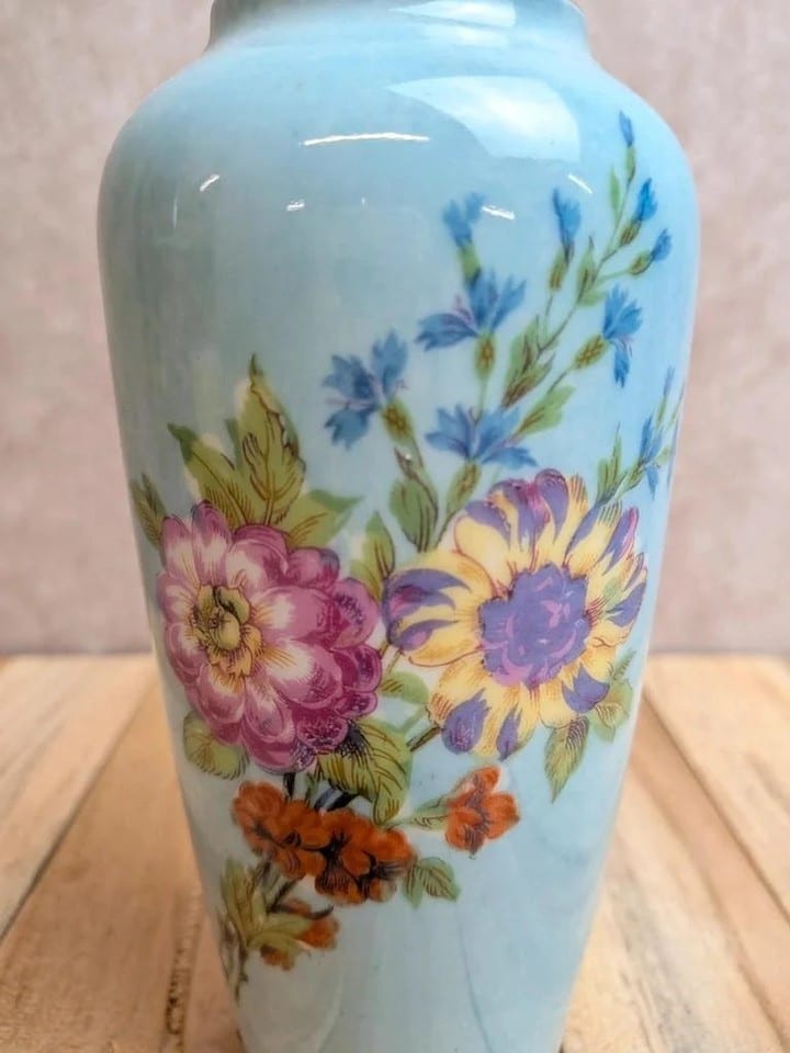 Vase vintage en porcelaine de Limoges – Bleu ciel, décor floral polychrome — photo 4