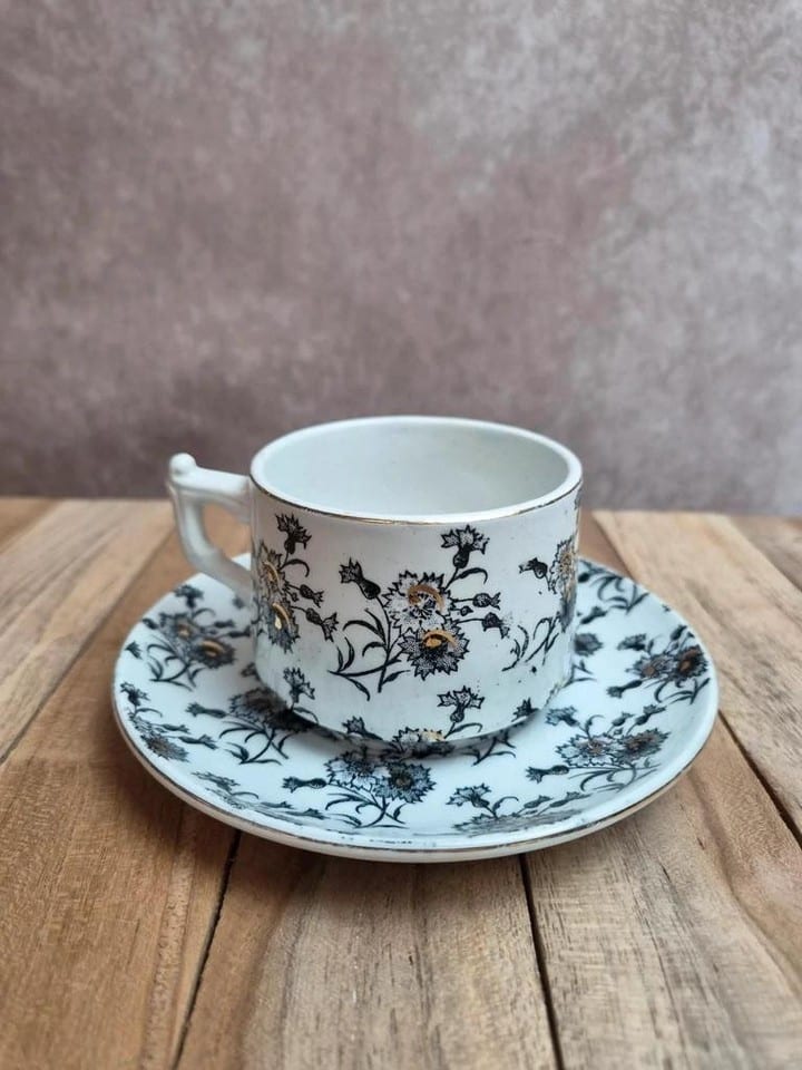 Tasse et soucoupe anciennes Gien – terre de fer – décor floral doré — photo 4