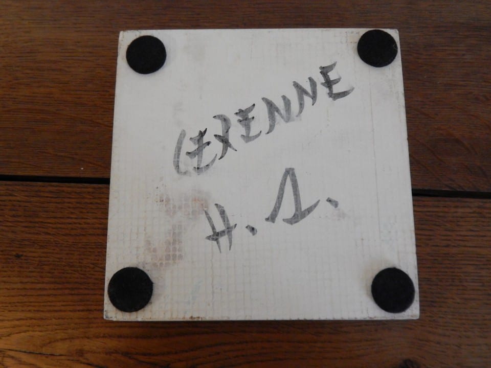 ANCIEN Dessous Plat Carreau en Céramique à Décor Bouteille Verre Signé CERENNE — photo 5
