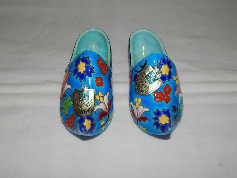 ANCIENNE PAIRE de SABOTS en Faïence de LONGWY émaux Sur FOND BLEU Décor FLORAL — photo 2