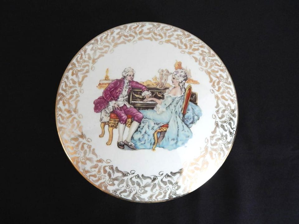 ANCIENNE GRANDE Bonbonnière en PORCELAINE de LIMOGES Décor de Scène Galante — photo 2