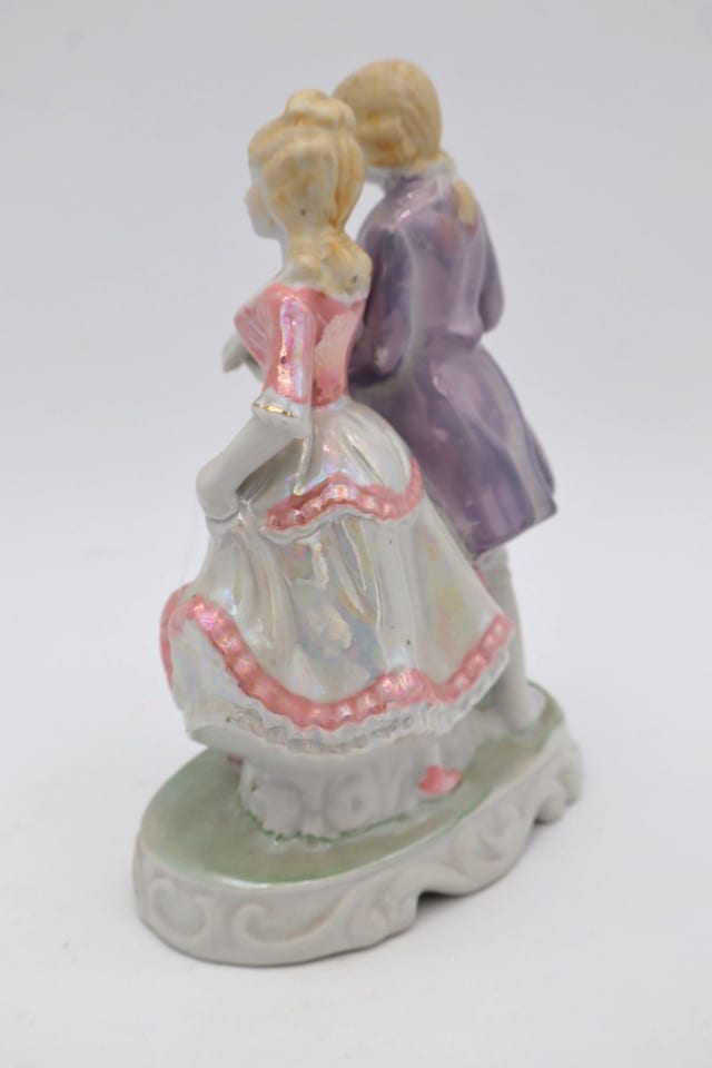 Biscuit en porcelaine – Couple galant – Décor irisé rose et mauve — photo 3
