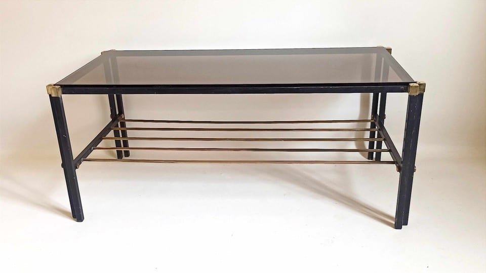 Table basse porte revue Années 60 verre fumé métal et laiton Largeur 94,2 cm — photo 4
