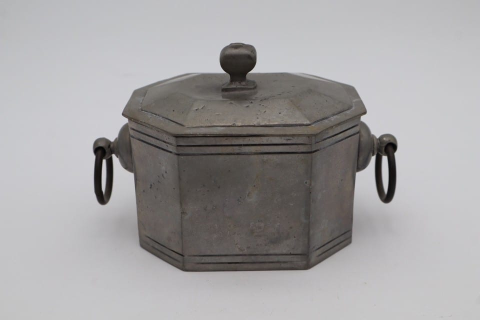 Boîte en étain avec couvercle - vintage — photo 2