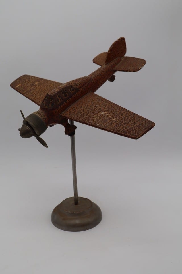 Avion miniature ancien en tôle lithographiée sur socle – Vintage