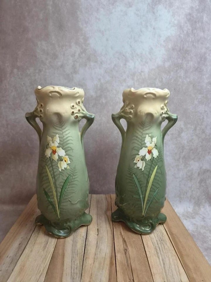 Paire de vases Art Nouveau Gustave de Bruyn – Fives-lille – décor iris – 30 cm — photo 3