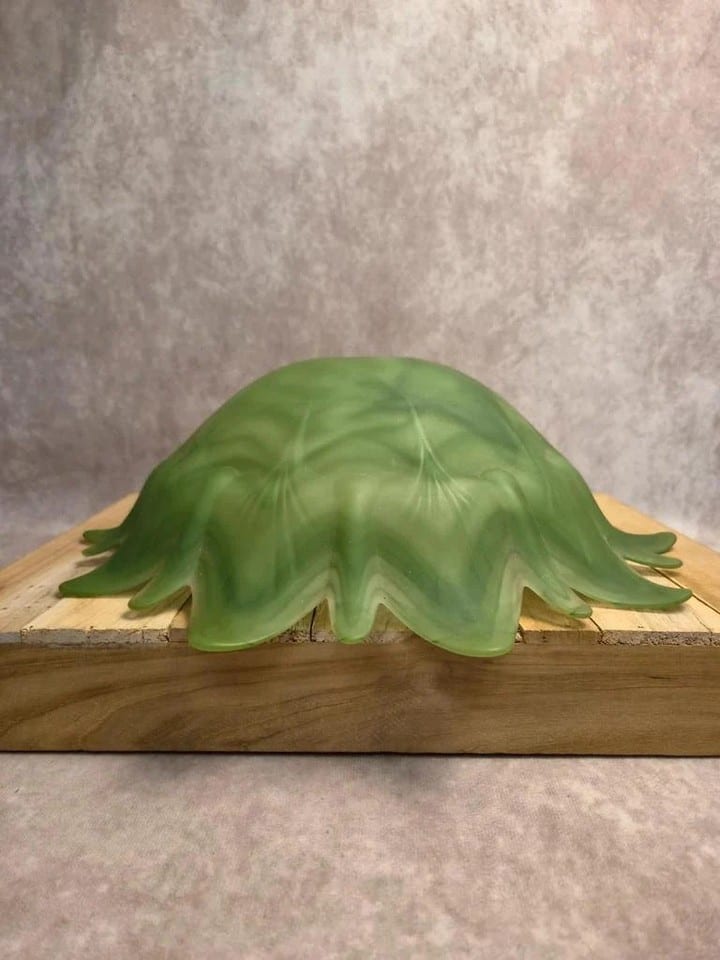 Grand abat-jour vintage en verre marbré vert – forme fleur étoilée – 35 cm — photo 4