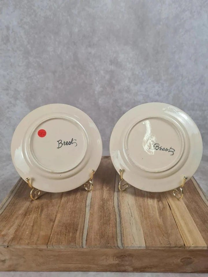 Lot de 2 petites assiettes faïence bretonne – décor personnages – signées Brest — foto 5