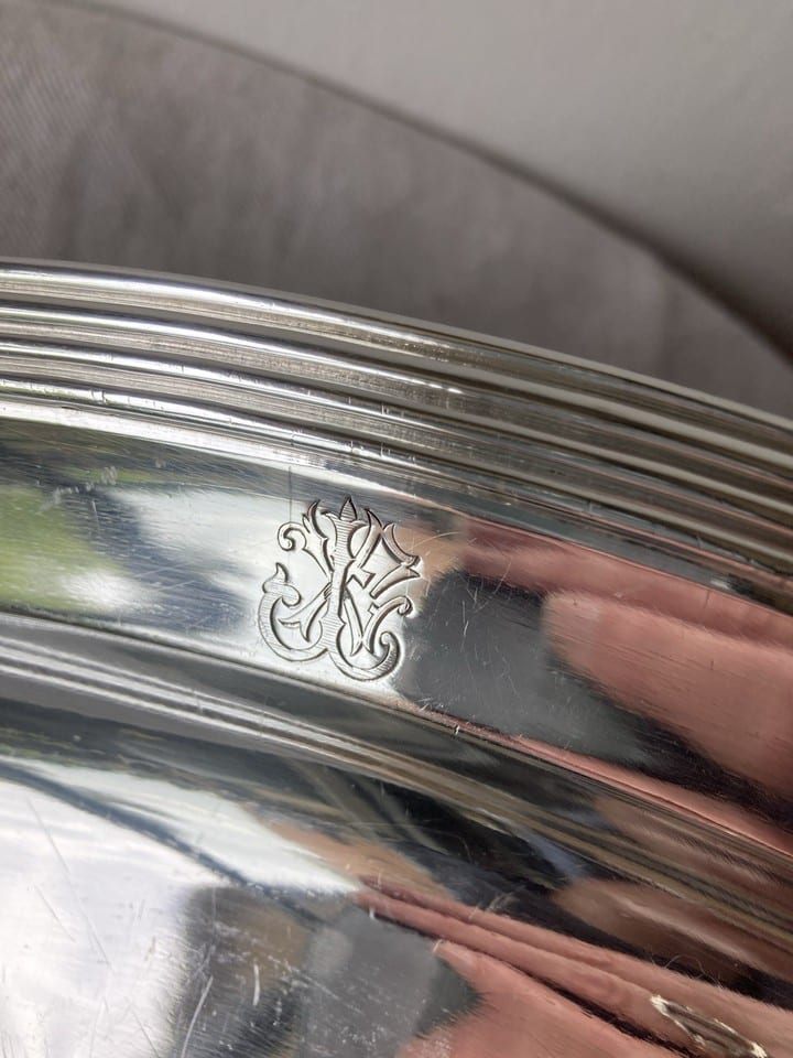 Grand plat de service en metal argenté avec monogramme — photo 3