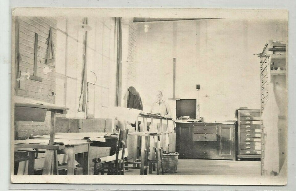 C.P.A / THÈME / MÉTIERS DIVERS /  ATELIER DE DRAPIER