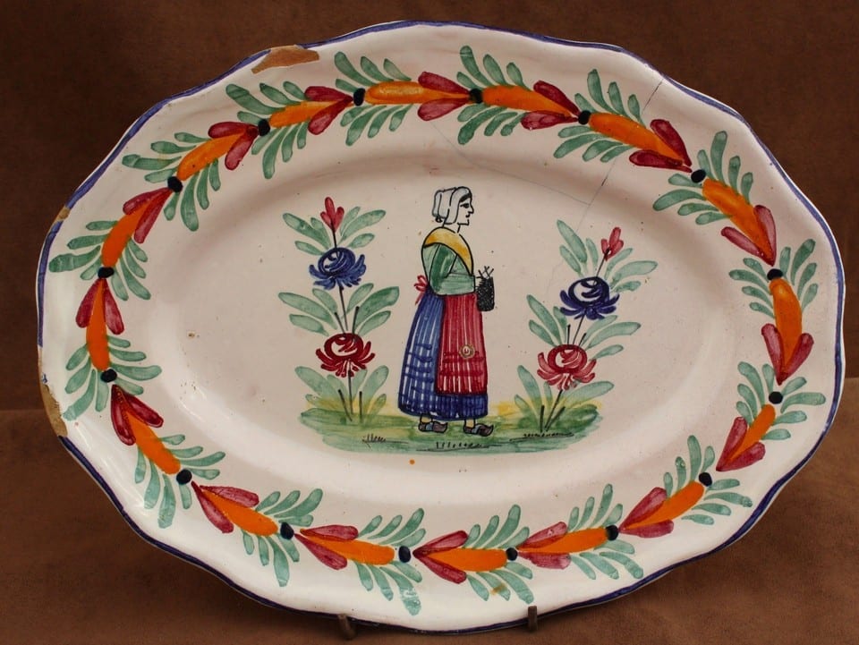 Plat porcelaine Quimper Malicorne XIX décor à la  Bretonne