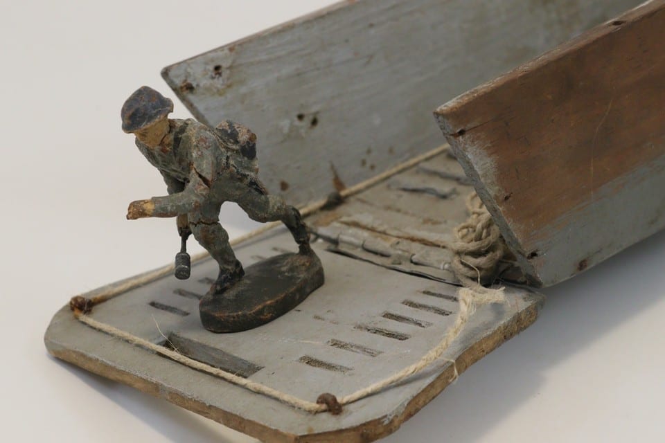 Barge de débarquement type LCVP bois art populaire avec soldat Elastolin — Foto 2