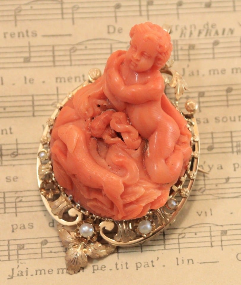 Broche pendentif victorienne sculptée corail or 18K perles chérubin chien angel — Foto 6