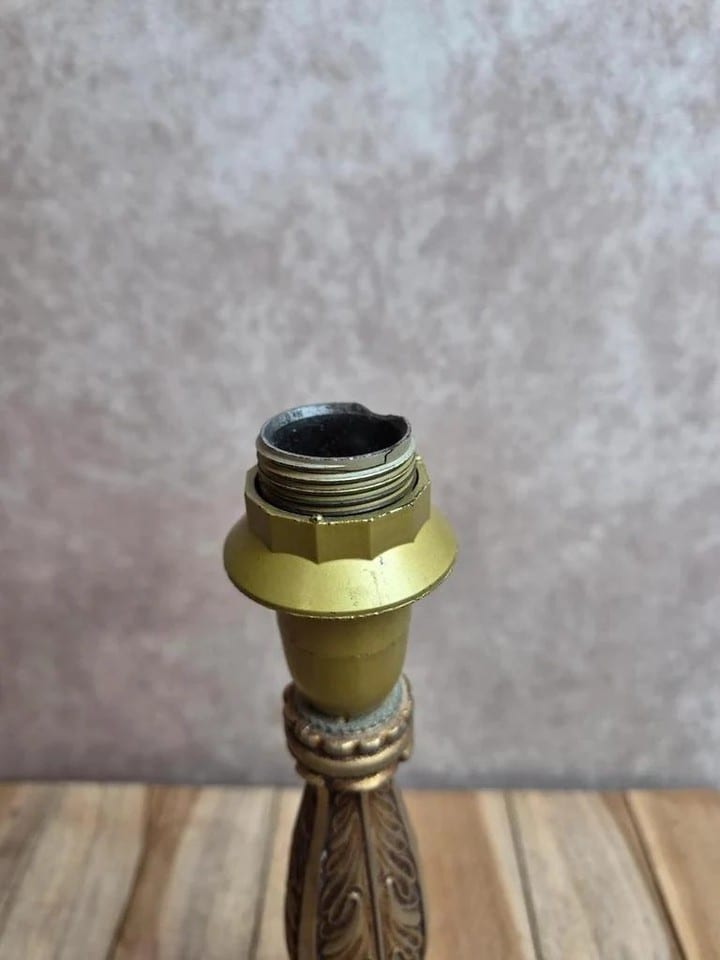 Lampe de table vintage en métal doré patiné style Louis Xvi — photo 3