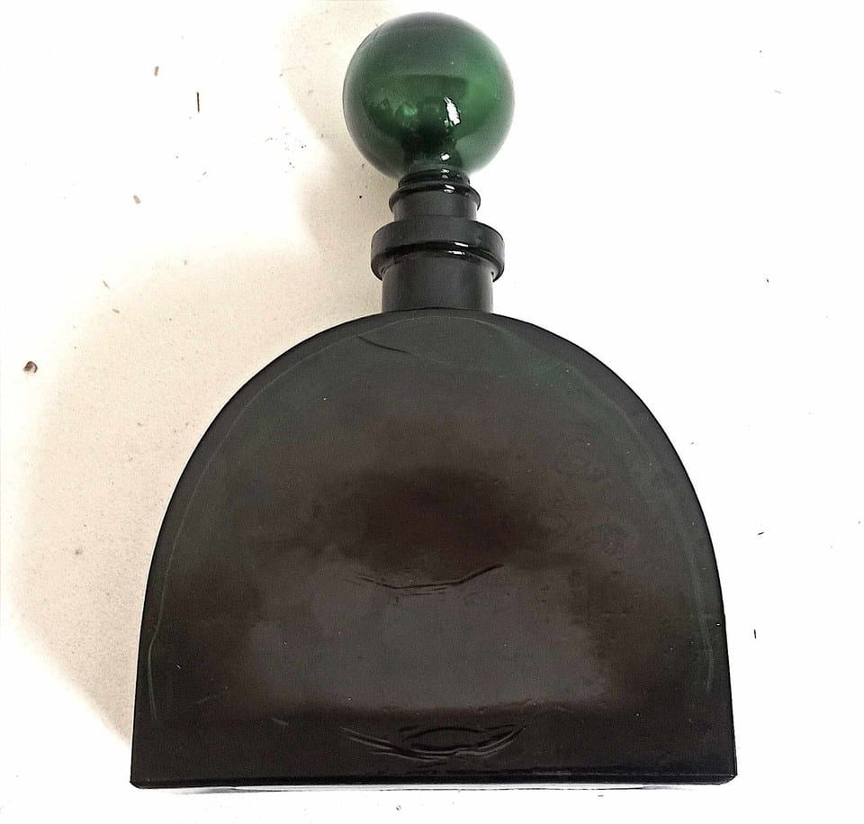 Grand flacon verre moulé vert Années 70 Hauteur 28,5 cm — photo 2