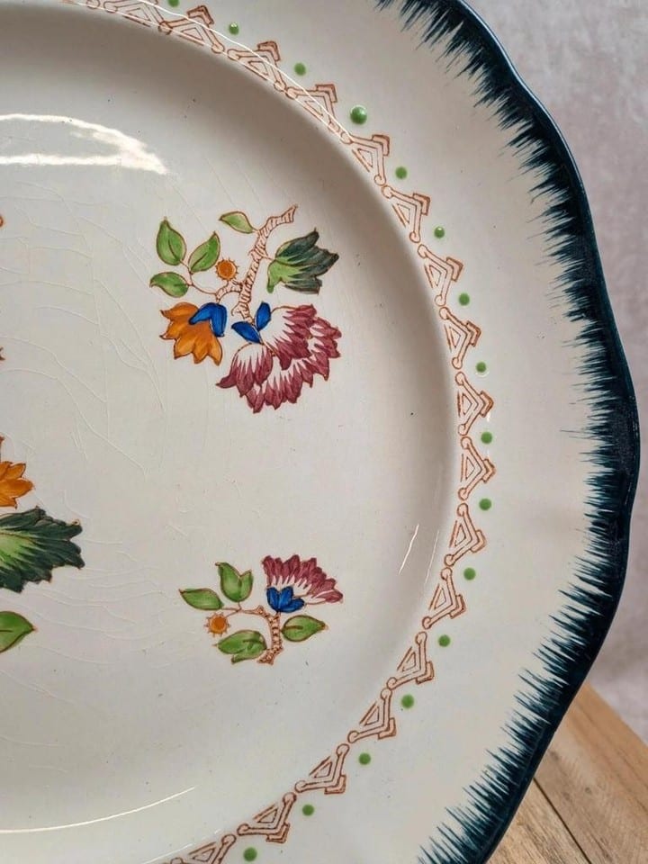 Grande assiette en terre de fer Longwy – Modèle Shanghai – Décor floral — photo 7