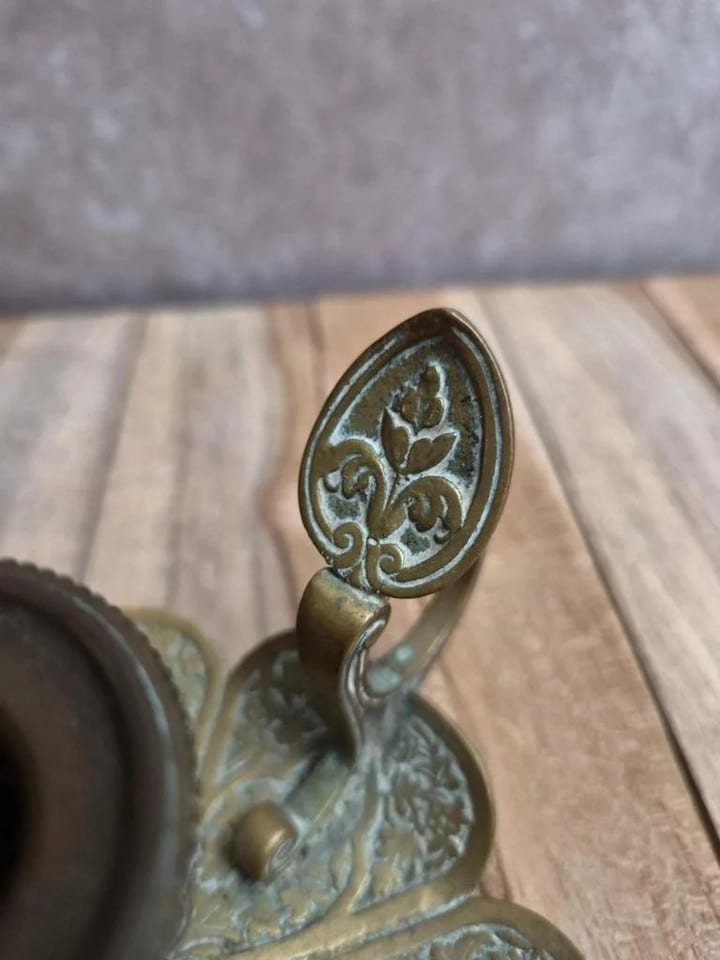 Bougeoir ancien en laiton La Ménagère Paris – décor floral — photo 6