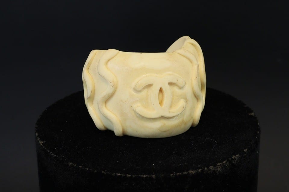 Manchette résine crème logo CC Chanel ébauche prototype vintage — photo 7