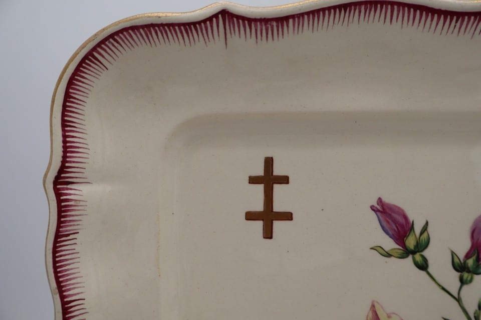 Plateau en faïence décor floral et symboles héraldiques – Fin XIXe siècle — photo 3