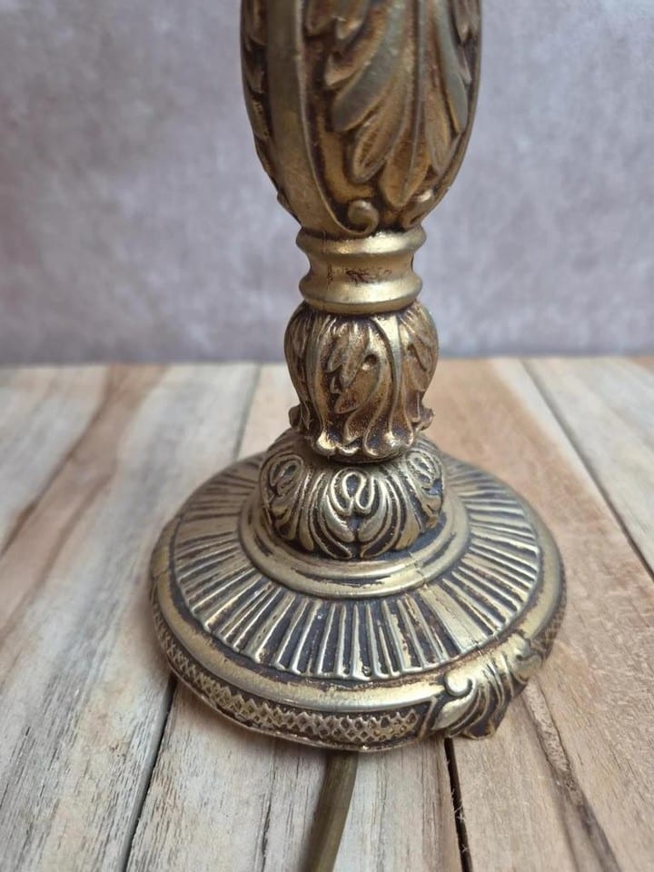Lampe de table vintage en métal doré patiné style Louis Xvi — photo 5