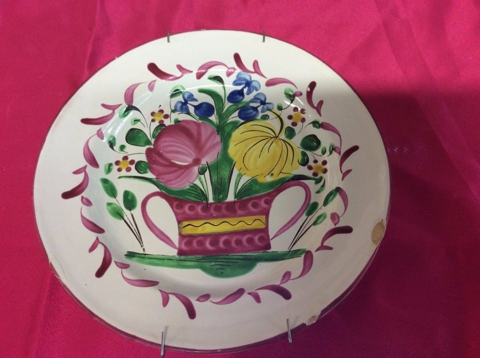 Assiette en faïence Saint Clement ou les Islettes bouquet fleur ébréché