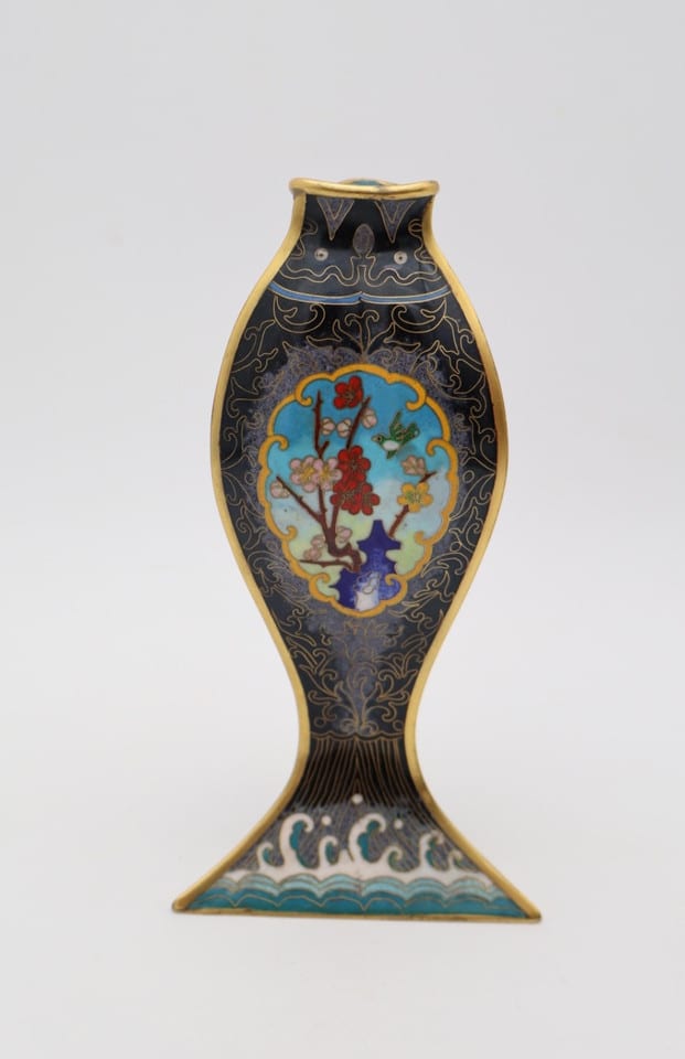 Vase asiatique en émaux cloisonnés – décor floral et oiseaux – fond noir