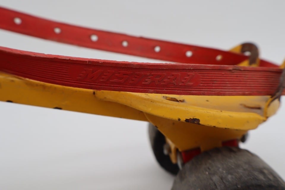 Paire de patins à roulettes anciens MISTRAL – Métal jaune – Vintage — photo 2