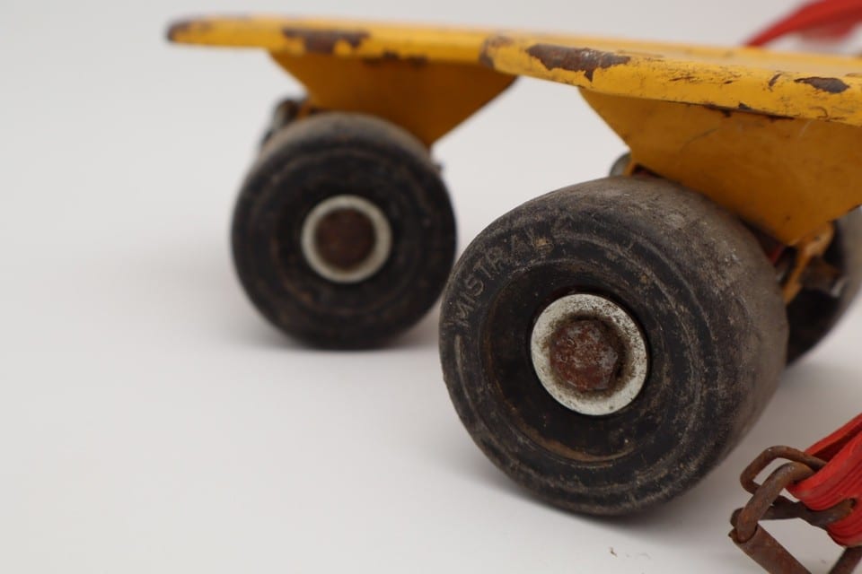 Paire de patins à roulettes anciens MISTRAL – Métal jaune – Vintage — photo 6