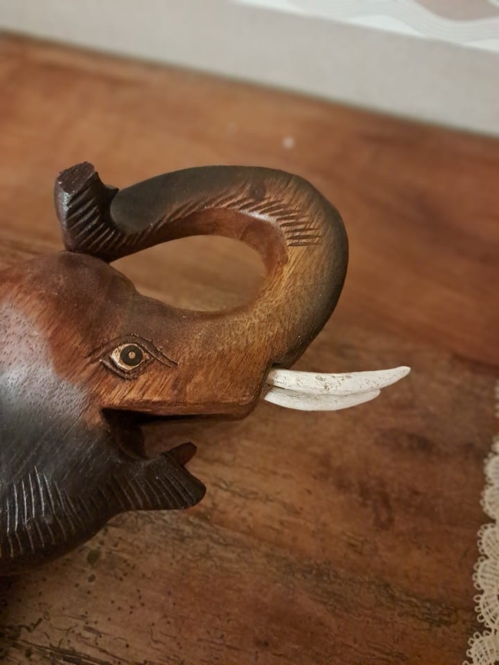Sculpture en bois d'un Éléphant trompe levée haut 38 larg 35 prof 16 cm — photo 7