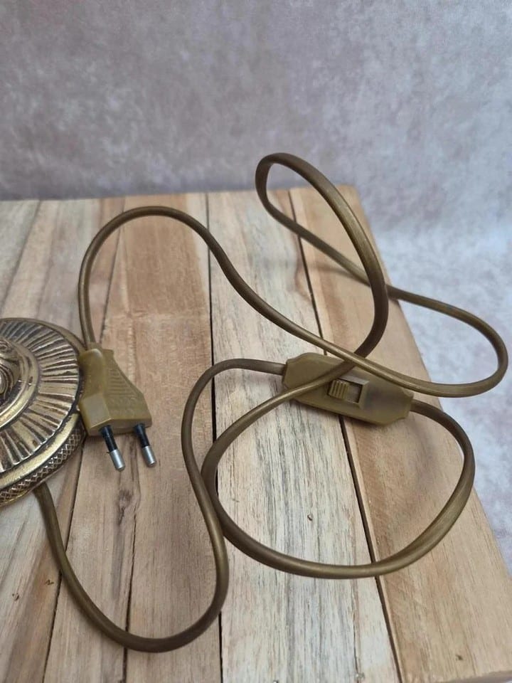 Lampe de table vintage en métal doré patiné style Louis Xvi — photo 8