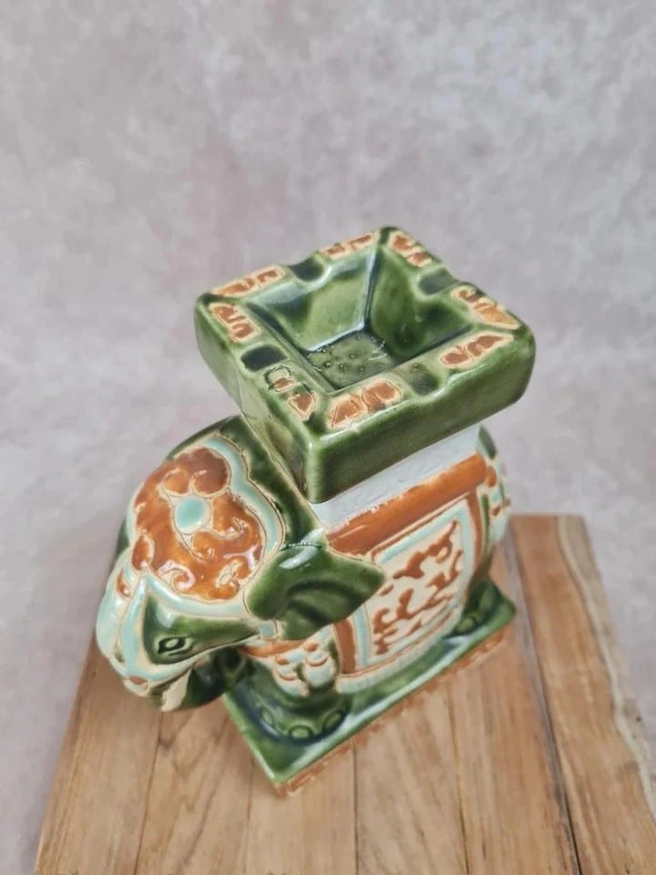 Cendrier éléphant en céramique émaillée vert et ocre – style asiatique vintage — foto 2