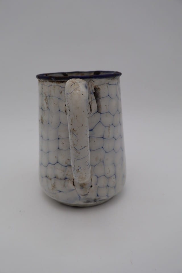 Ancien broc à eau en tôle émaillée blanche décor craquelé bleu — photo 6