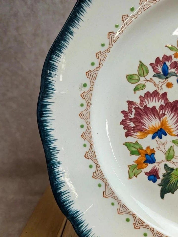 Grande assiette en terre de fer Longwy – Modèle Shanghai – Décor floral — photo 3