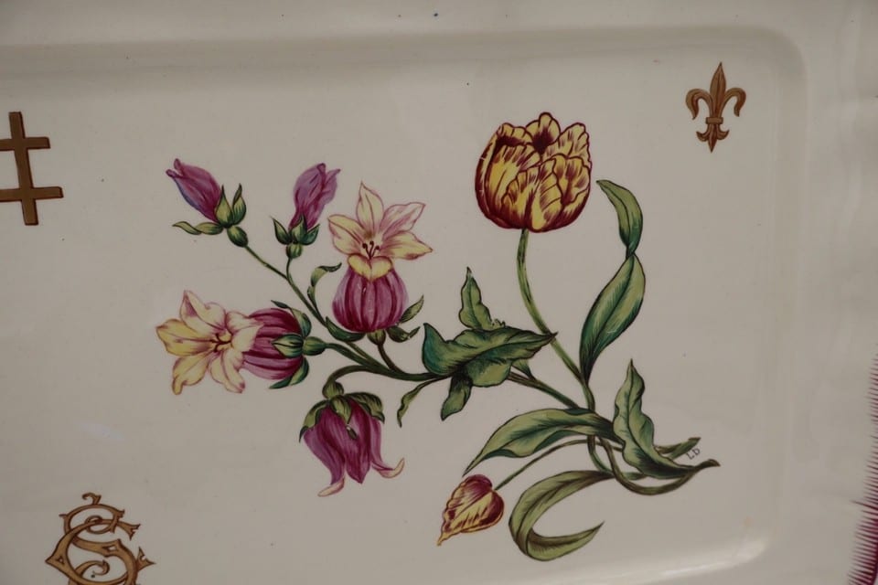 Plateau en faïence décor floral et symboles héraldiques – Fin XIXe siècle — photo 6