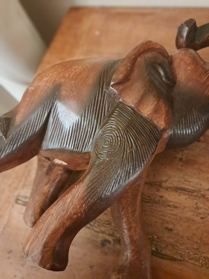 Sculpture en bois d'un Éléphant trompe levée haut 38 larg 35 prof 16 cm — photo 8