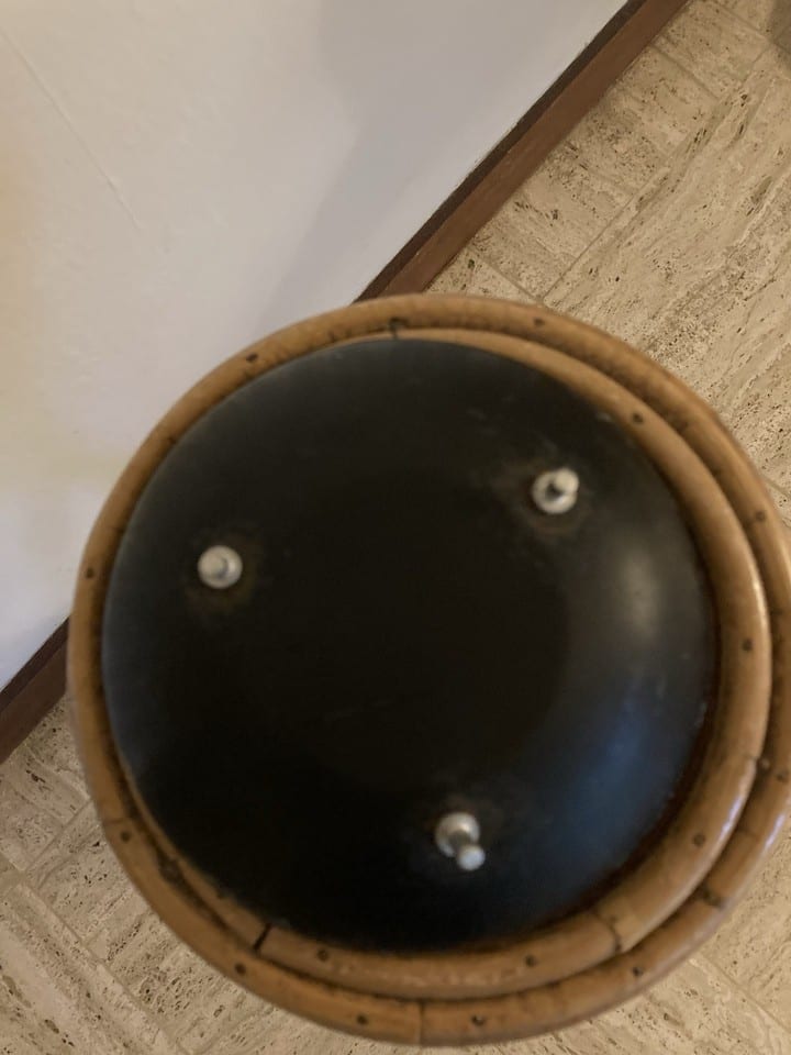 Cendrier sur pied en métal et rotin vintage — foto 3