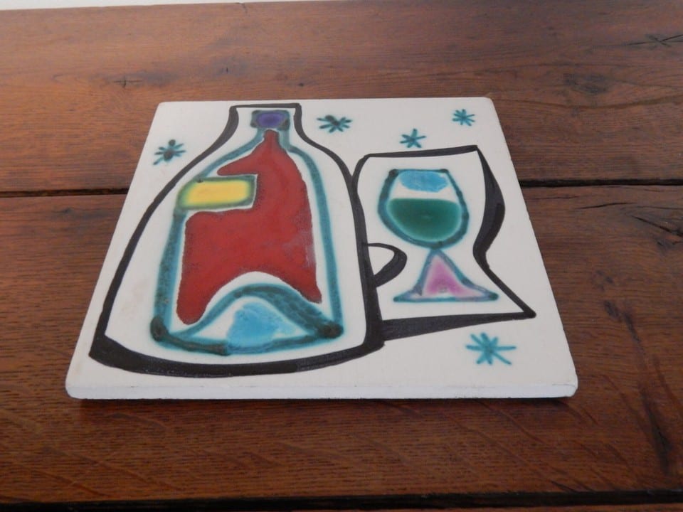 ANCIEN Dessous Plat Carreau en Céramique à Décor Bouteille Verre Signé CERENNE — photo 3