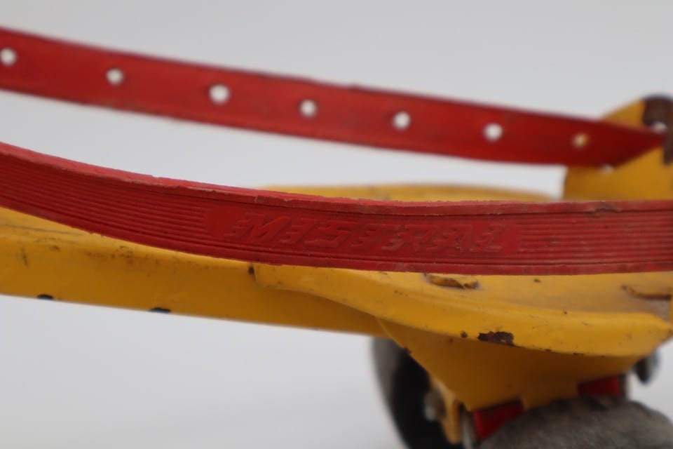 Paire de patins à roulettes anciens MISTRAL – Métal jaune – Vintage — photo 3
