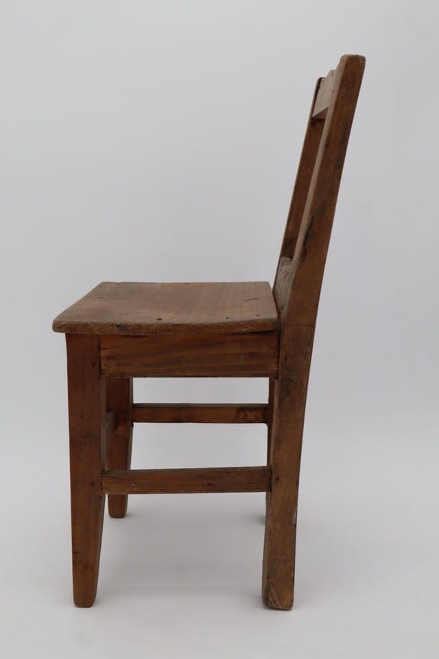 Petite chaise ancienne enfant en bois – mobilier miniature rustique – H 39 cm — photo 4