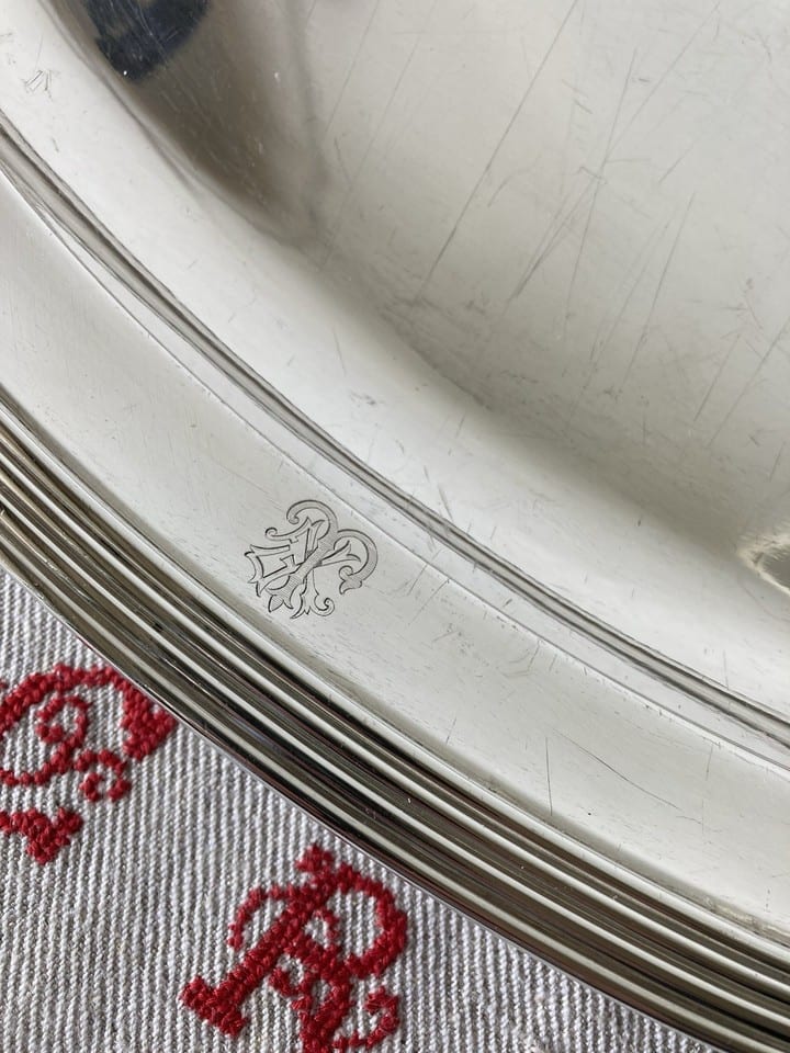 Grand plat de service en metal argenté avec monogramme — photo 2